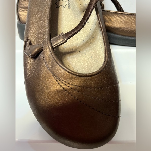 NWOT A’RCOPEDICO Soft skin Ergonomic Foot Wear Gold Shimmering Flats !! - Picture 2 of 9